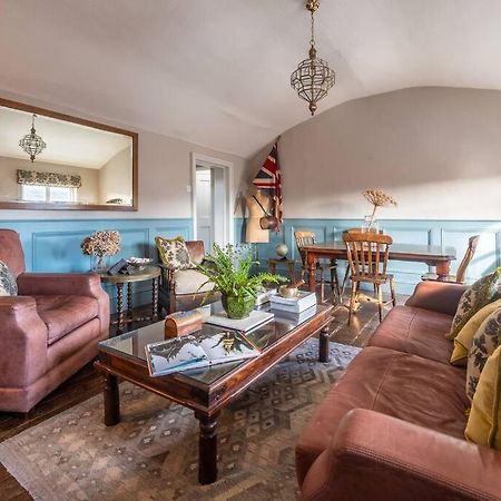 Sarah'S - A Townhouse Apartment In Georgian Holt 홀트 외부 사진