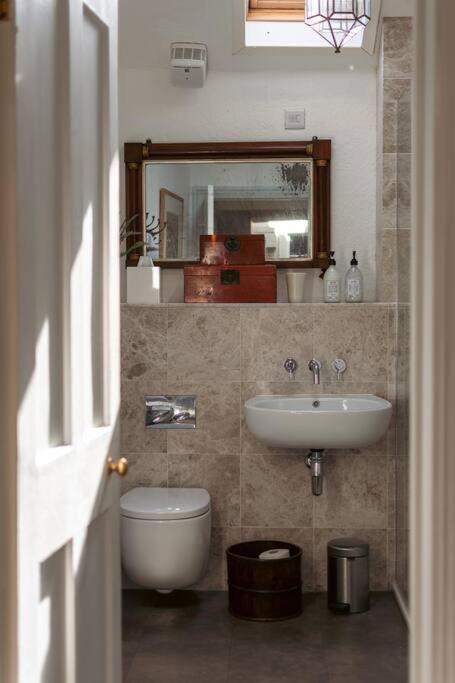 Sarah'S - A Townhouse Apartment In Georgian Holt 홀트 외부 사진