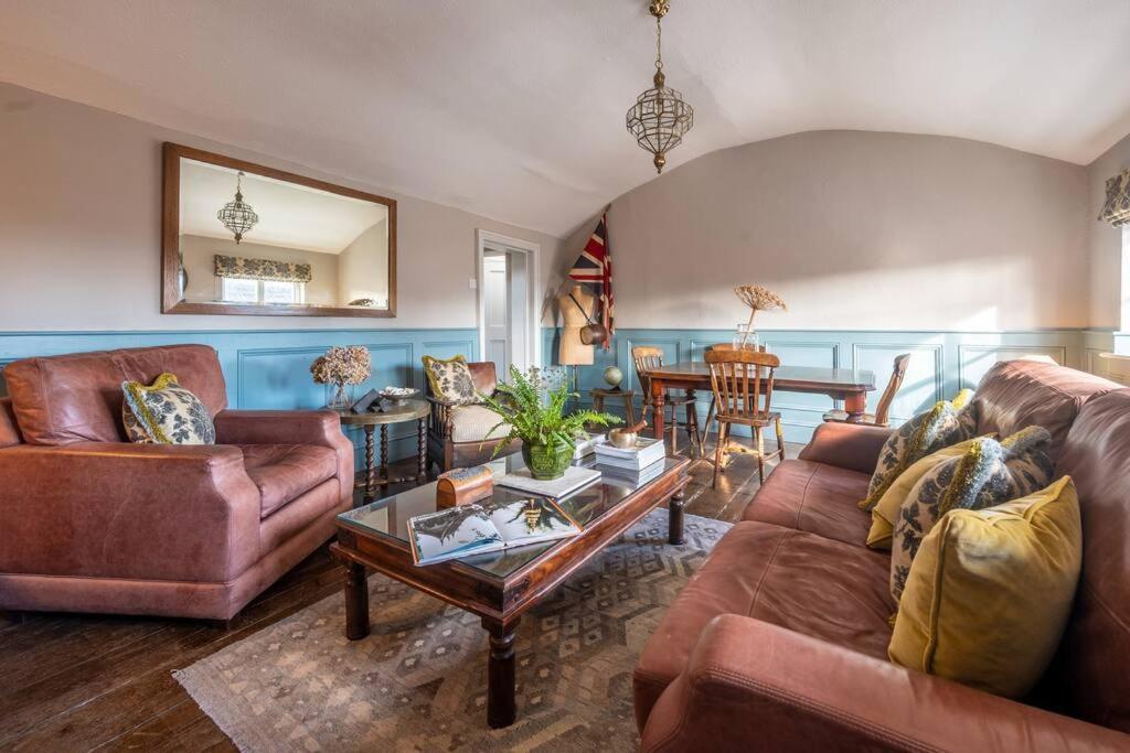 Sarah'S - A Townhouse Apartment In Georgian Holt 홀트 외부 사진