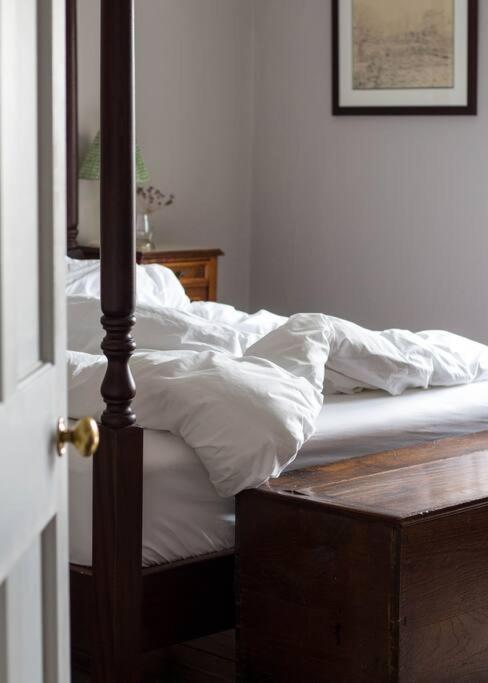 Sarah'S - A Townhouse Apartment In Georgian Holt 홀트 외부 사진