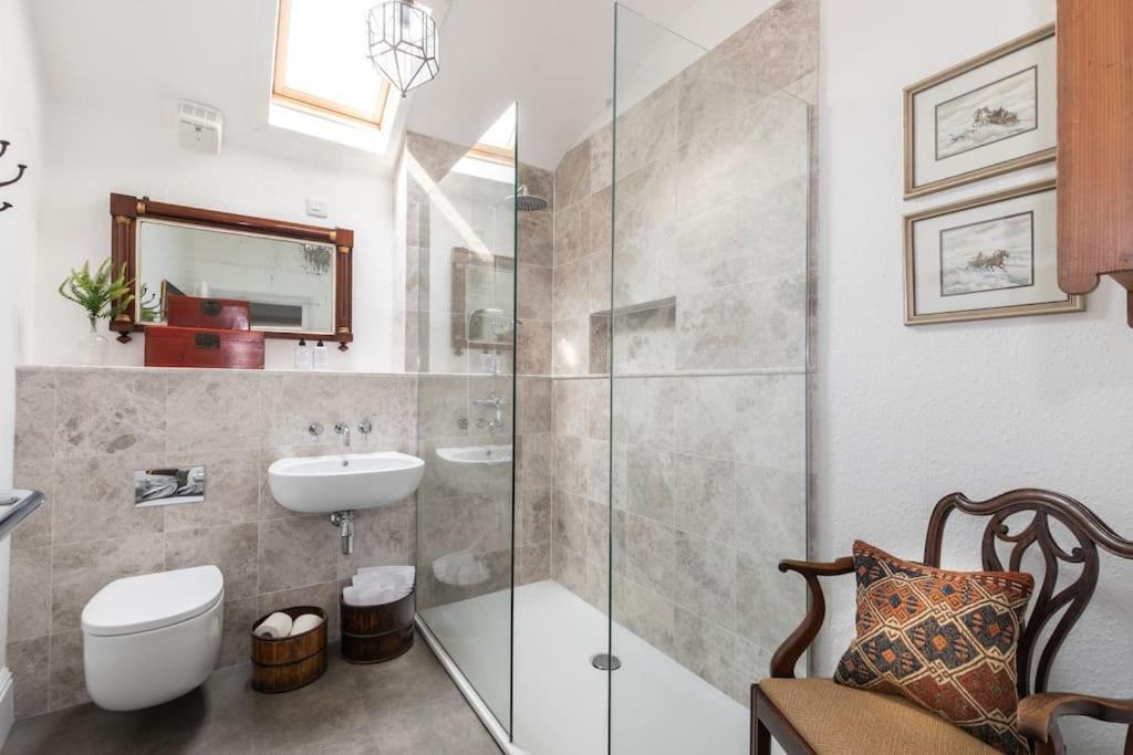 Sarah'S - A Townhouse Apartment In Georgian Holt 홀트 외부 사진