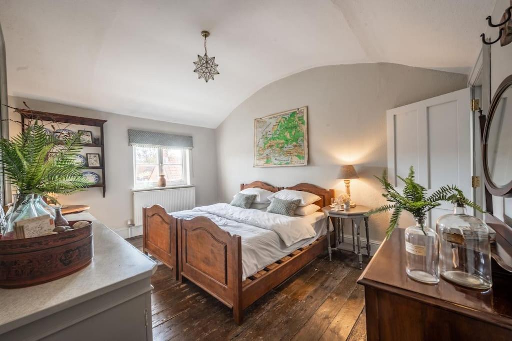 Sarah'S - A Townhouse Apartment In Georgian Holt 홀트 외부 사진