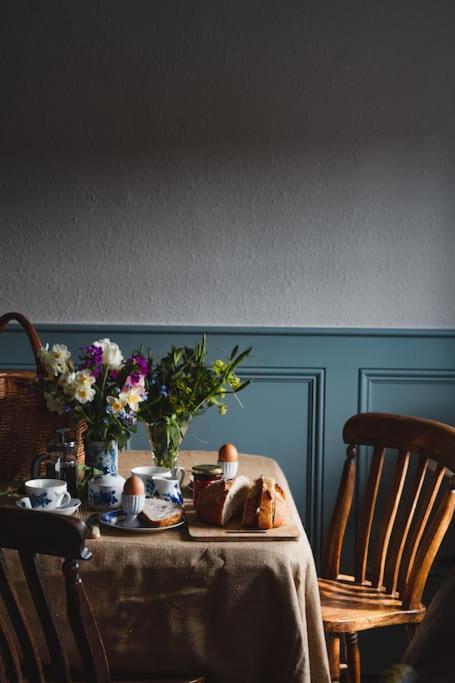 Sarah'S - A Townhouse Apartment In Georgian Holt 홀트 외부 사진