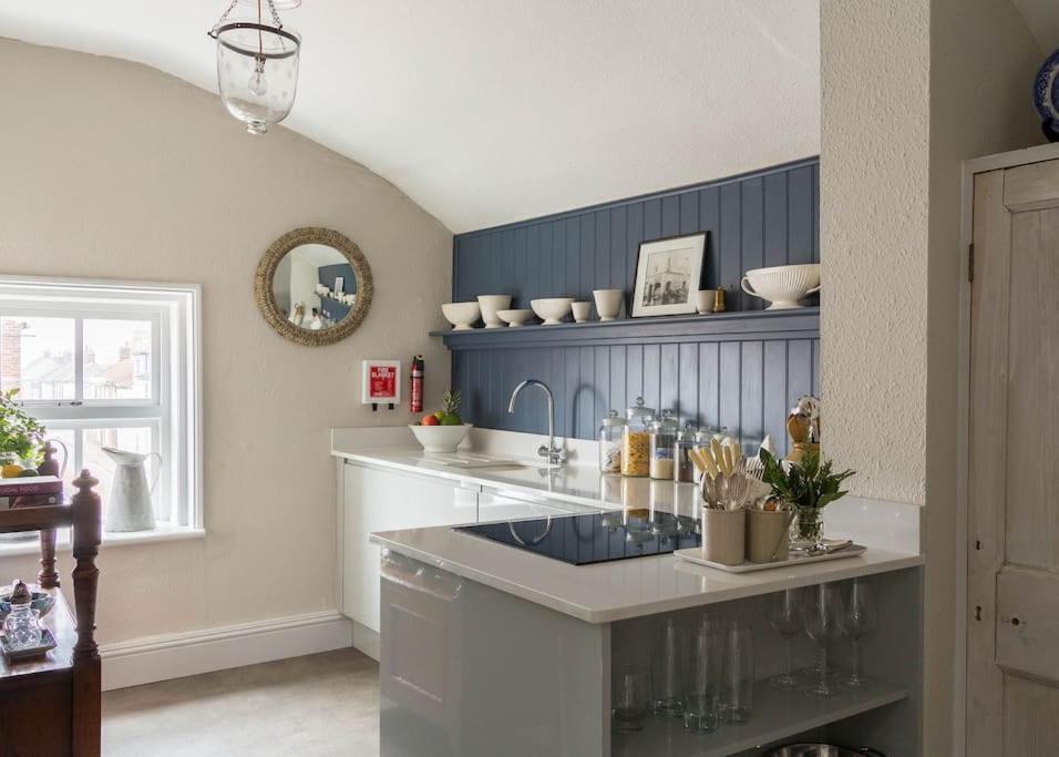 Sarah'S - A Townhouse Apartment In Georgian Holt 홀트 외부 사진