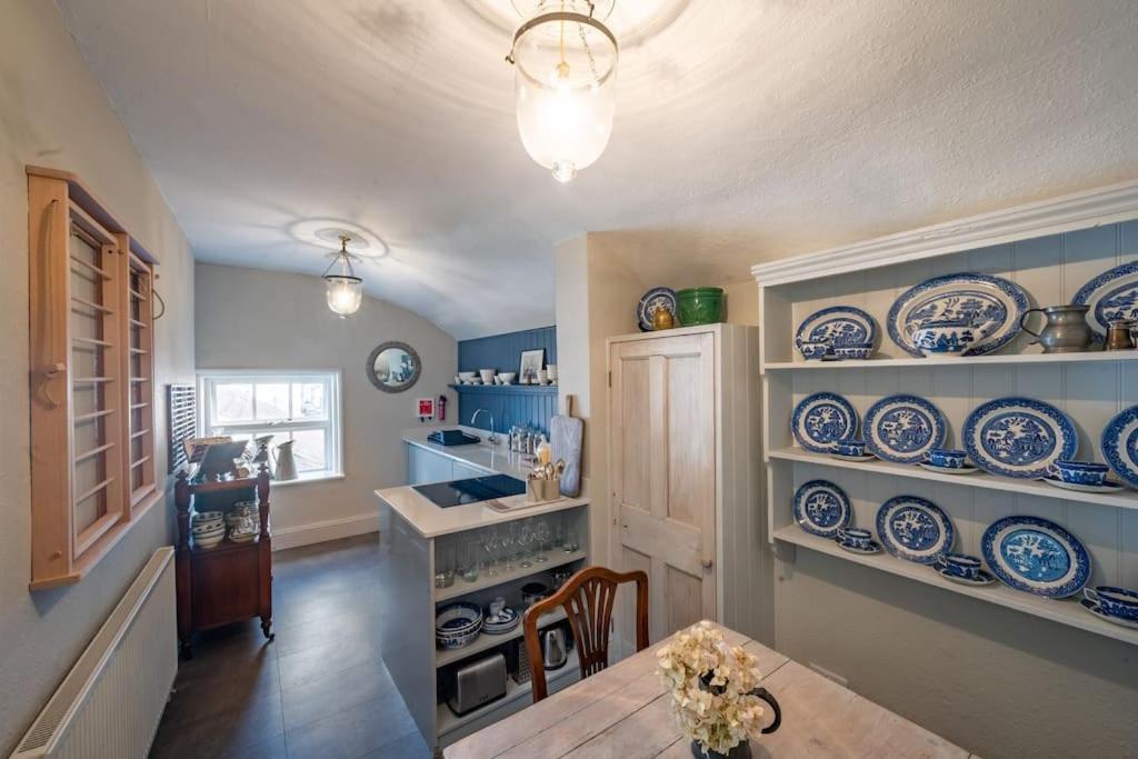 Sarah'S - A Townhouse Apartment In Georgian Holt 홀트 외부 사진