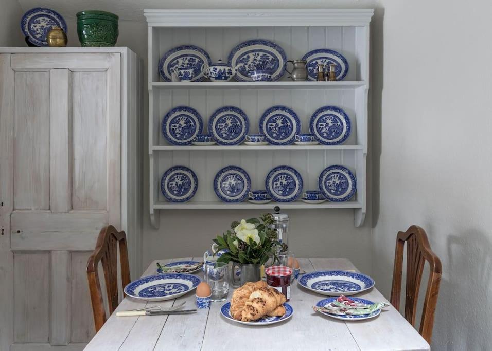 Sarah'S - A Townhouse Apartment In Georgian Holt 홀트 외부 사진